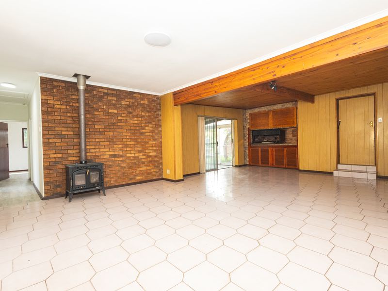 Spacious Home in Ferndale, Brackenfell - Photo 9