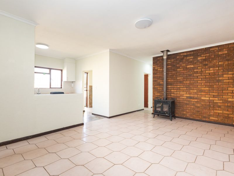 Spacious Home in Ferndale, Brackenfell - Photo 8