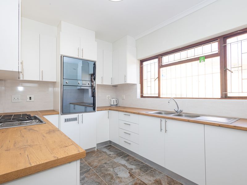 Spacious Home in Ferndale, Brackenfell - Photo 4