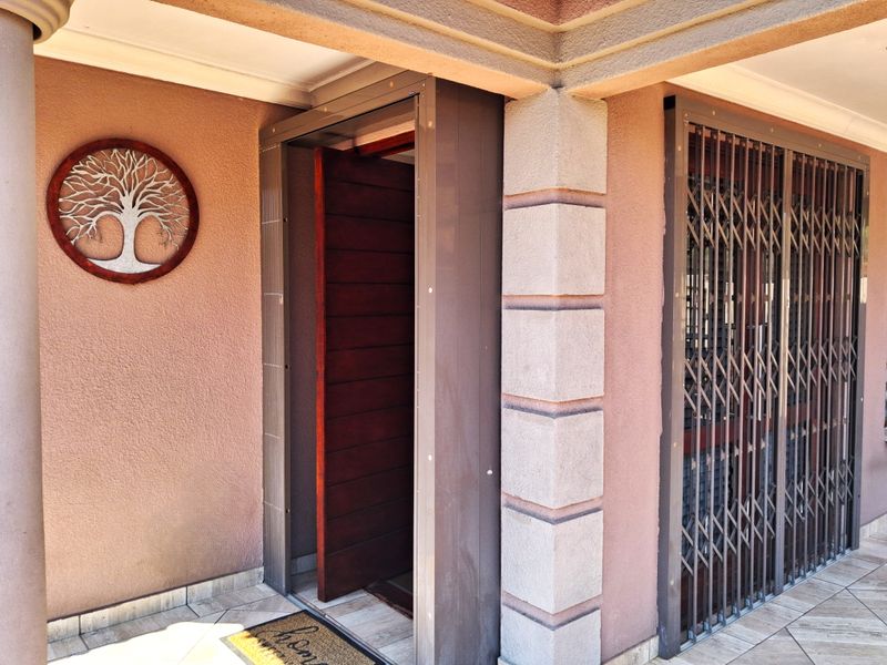 Charming 3-bedroom house for sale in Tlhabane West, Rustenburg! - Photo 3
