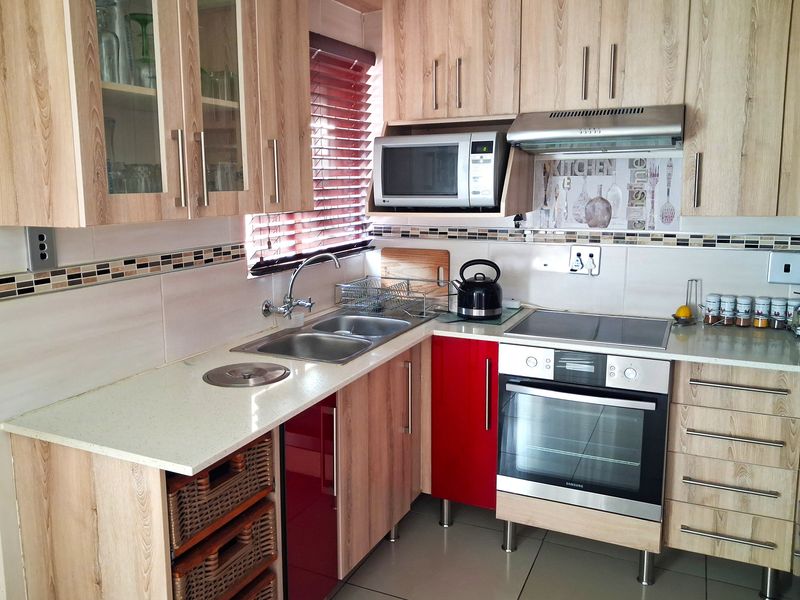 Charming 3-bedroom house for sale in Tlhabane West, Rustenburg! - Photo 4