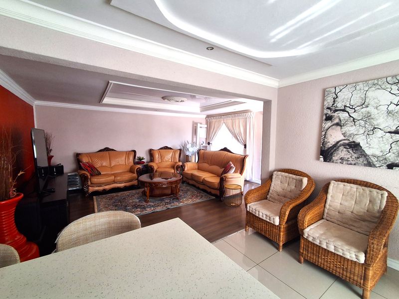 Charming 3-bedroom house for sale in Tlhabane West, Rustenburg! - Photo 9