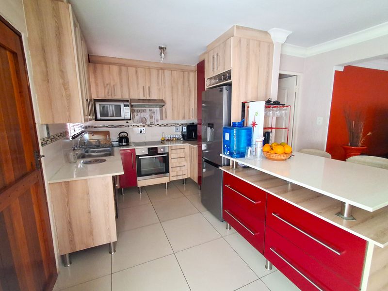 Charming 3-bedroom house for sale in Tlhabane West, Rustenburg! - Photo 6