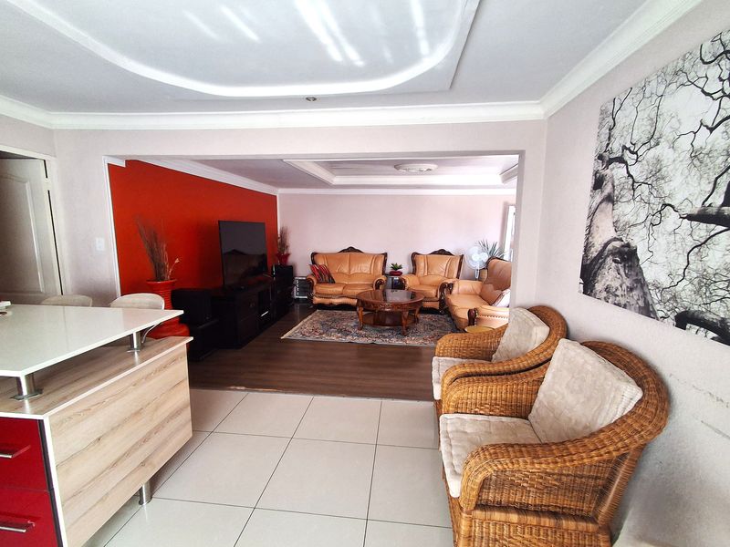 Charming 3-bedroom house for sale in Tlhabane West, Rustenburg! - Photo 8