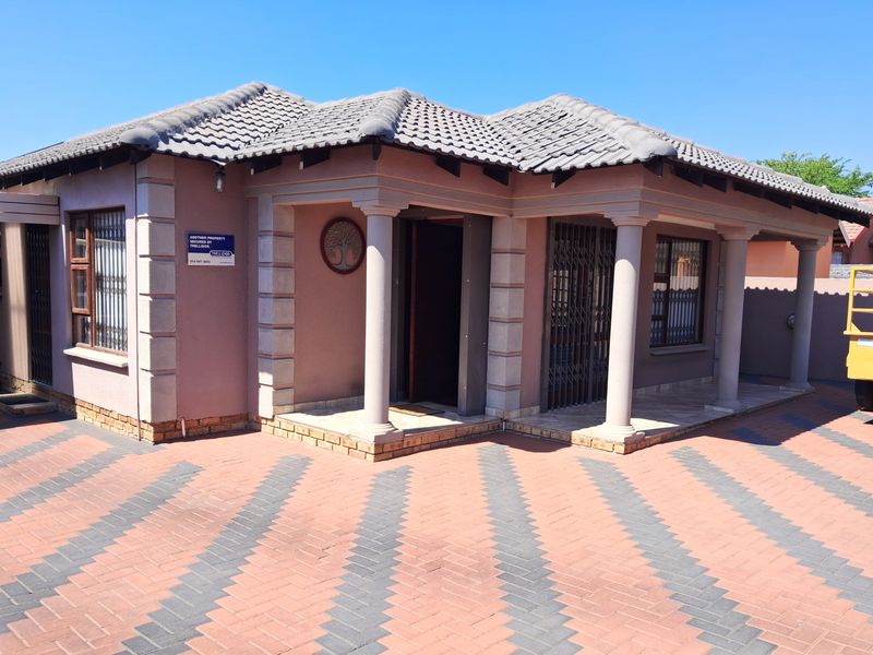 Charming 3-bedroom house for sale in Tlhabane West, Rustenburg! - Photo 2