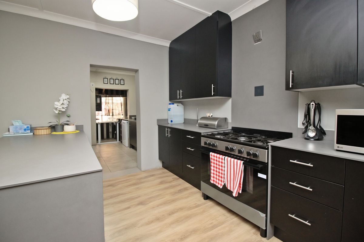 3 Bedroom House + Cottage + Flatlet + Home Office - Photo 3