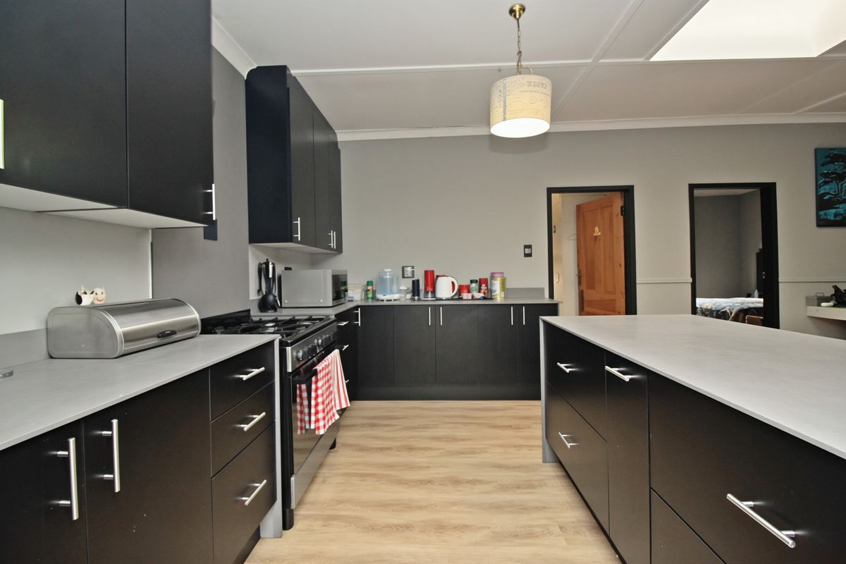 3 Bedroom House + Cottage + Flatlet + Home Office - Photo 2