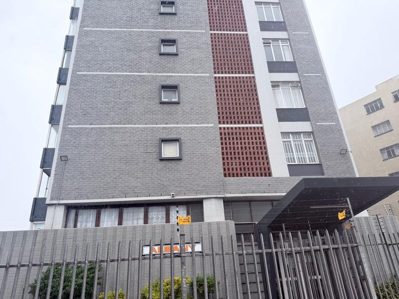 Breathtaking City & Harbour Views - Spacious Newly Renovated Apartment in Central - Photo 2