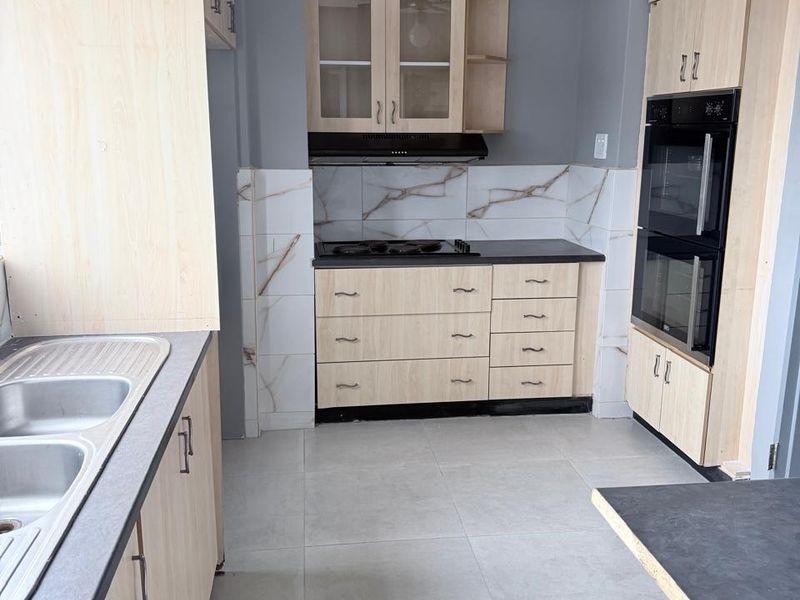 Breathtaking City & Harbour Views - Spacious Newly Renovated Apartment in Central - Photo 5