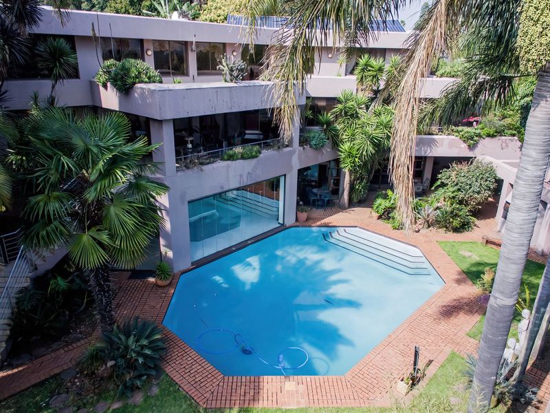 Exceptional Multi-Level Residence in Bedfordview - Photo 2