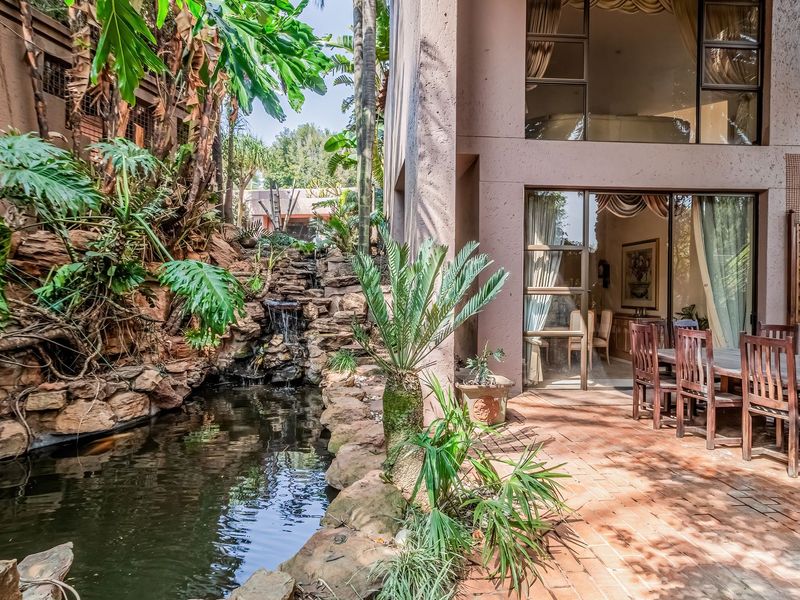 Exceptional Multi-Level Residence in Bedfordview - Photo 9