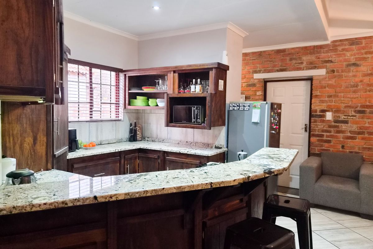 Modern and Comfortable 3 Bedroom Townhouse Living - Photo 3