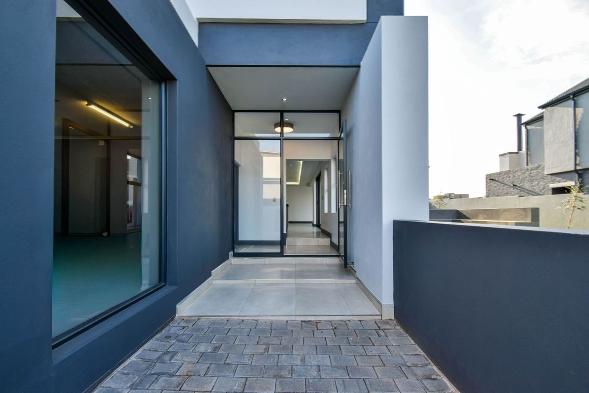 Double story home made for you! - Photo 2