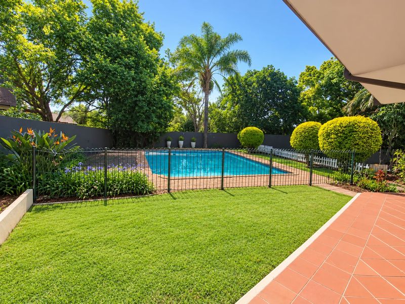 Lovely 4  Bedroom  house in sought after area in Hutten Heights - Photo 3