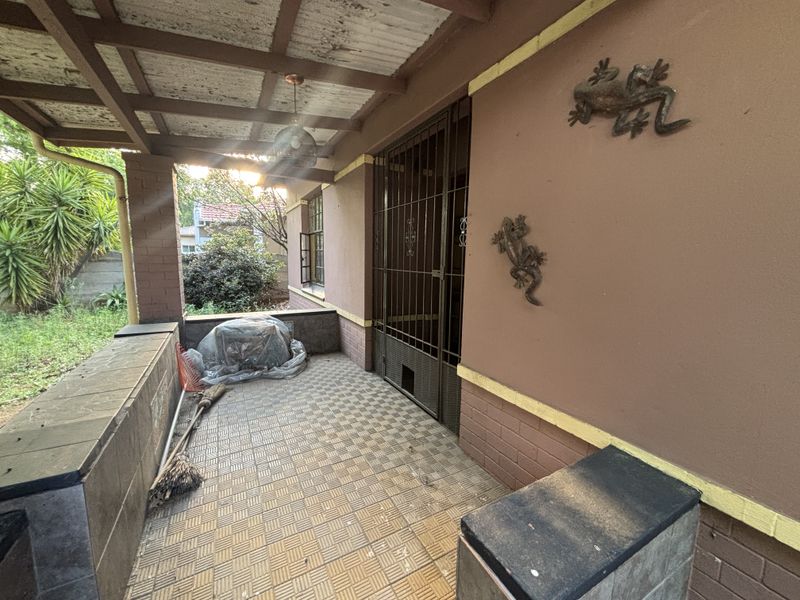 3-Bedroom Family Home with 2 Rental Bachelor Flats - Photo 3