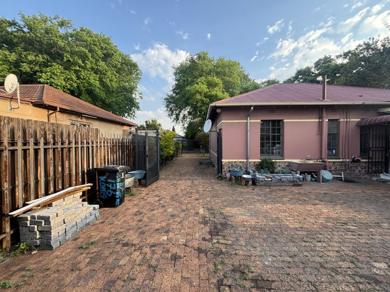 3-Bedroom Family Home with 2 Rental Bachelor Flats - Photo 5