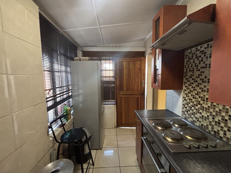 3-Bedroom Family Home with 2 Rental Bachelor Flats - Photo 10