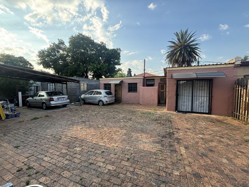 3-Bedroom Family Home with 2 Rental Bachelor Flats - Photo 8