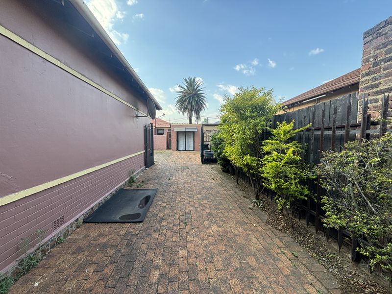 3-Bedroom Family Home with 2 Rental Bachelor Flats - Photo 6