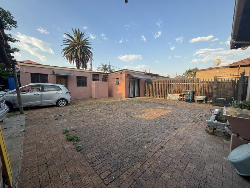 3-Bedroom Family Home with 2 Rental Bachelor Flats - Photo 7