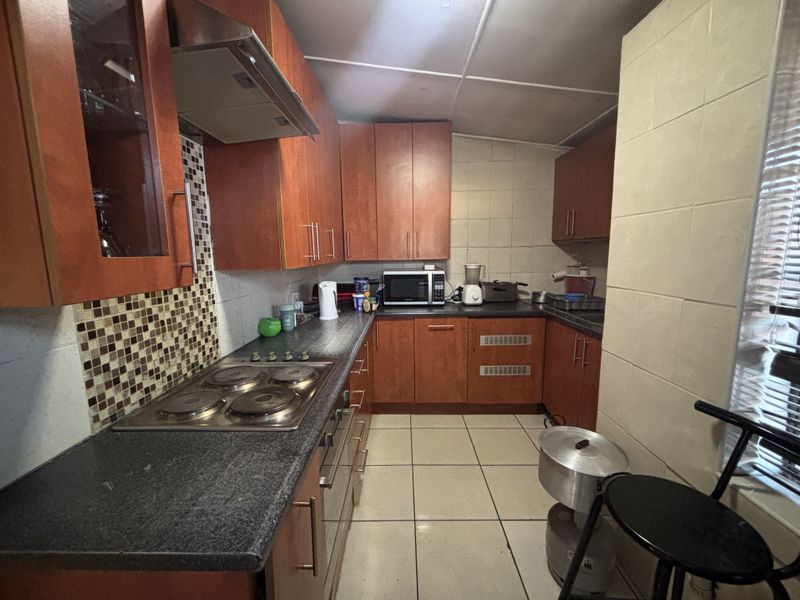 3-Bedroom Family Home with 2 Rental Bachelor Flats - Photo 9