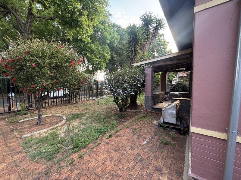 3-Bedroom Family Home with 2 Rental Bachelor Flats - Photo 4