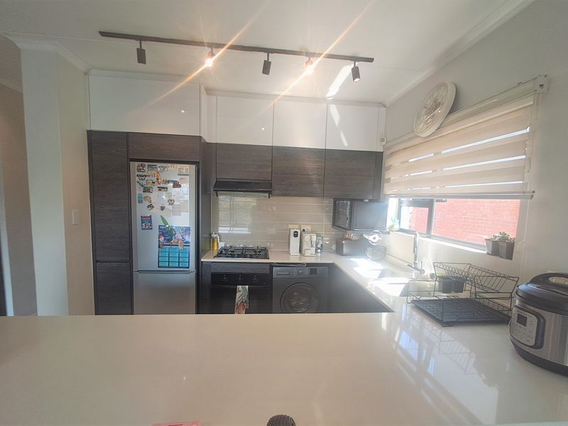 BEAUTIFUL 2-BEDROOM APARTMENT WITH POOL & DOUBLE CARPORT! - Photo 4