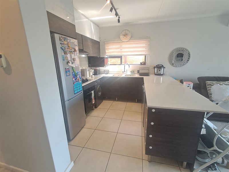 BEAUTIFUL 2-BEDROOM APARTMENT WITH POOL & DOUBLE CARPORT! - Photo 3