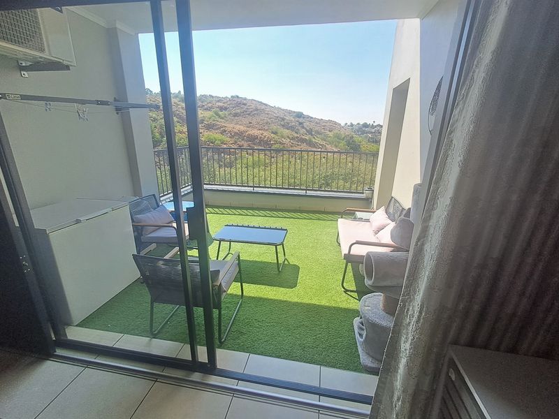 BEAUTIFUL 2-BEDROOM APARTMENT WITH POOL & DOUBLE CARPORT! - Photo 9
