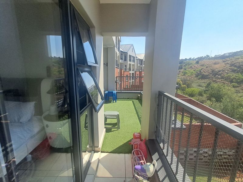 BEAUTIFUL 2-BEDROOM APARTMENT WITH POOL & DOUBLE CARPORT! - Photo 8