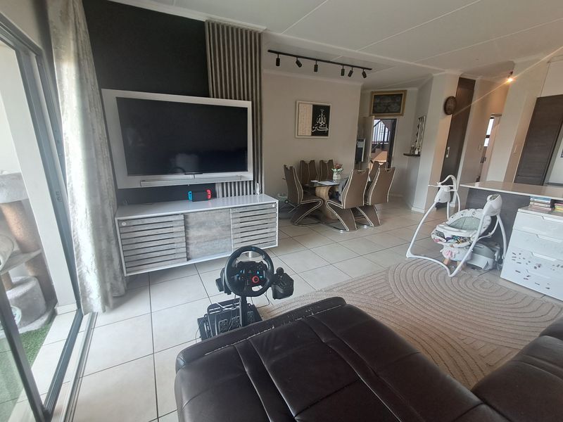 BEAUTIFUL 2-BEDROOM APARTMENT WITH POOL & DOUBLE CARPORT! - Photo 7