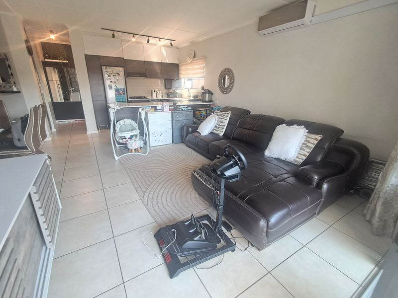 BEAUTIFUL 2-BEDROOM APARTMENT WITH POOL & DOUBLE CARPORT! - Photo 6