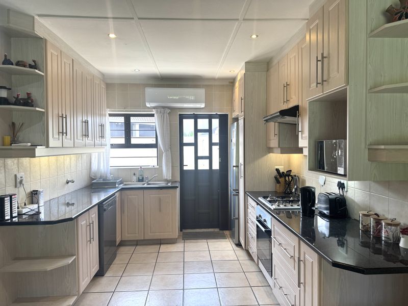 2 Bedroom Townhouse for Sale in Scottburgh - Photo 4