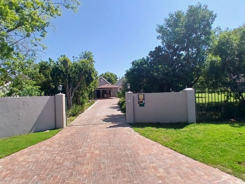 Spacious 4-Bedroom Home with Dual Lounges, Open-Plan Kitchen, and Separate Laundry for Rent - Photo 3