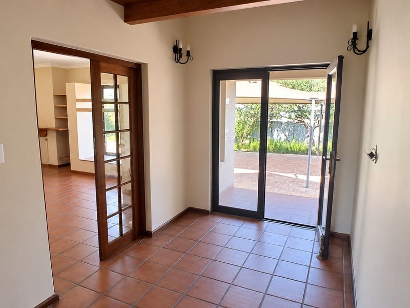 Spacious 4-Bedroom Home with Dual Lounges, Open-Plan Kitchen, and Separate Laundry for Rent - Photo 5