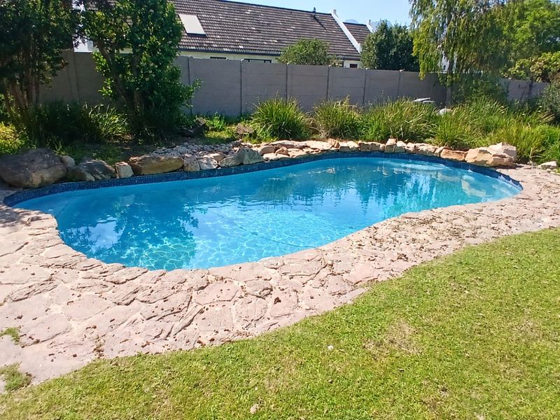 Spacious 4-Bedroom Home with Dual Lounges, Open-Plan Kitchen, and Separate Laundry for Rent - Photo 2