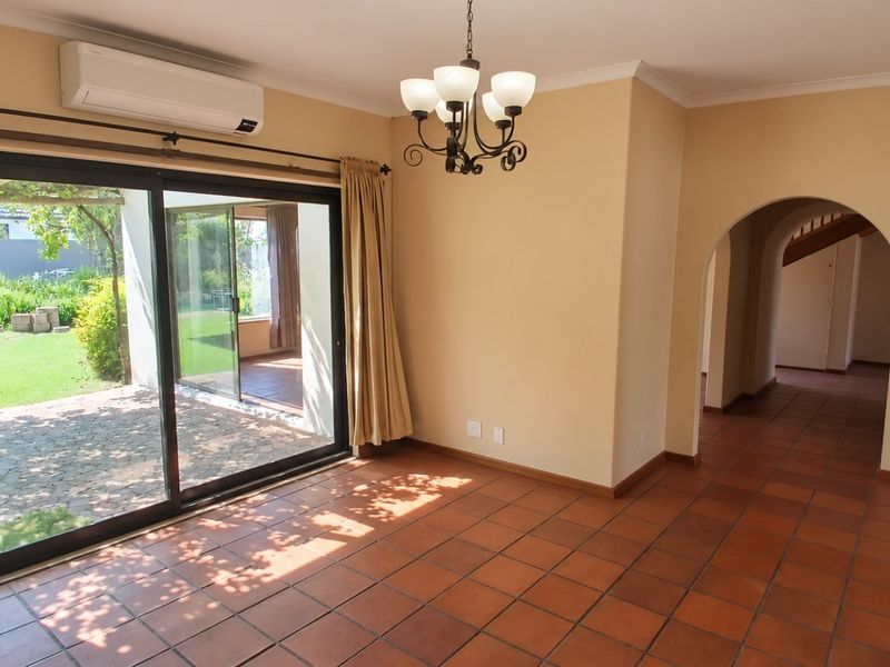 Spacious 4-Bedroom Home with Dual Lounges, Open-Plan Kitchen, and Separate Laundry for Rent - Photo 8