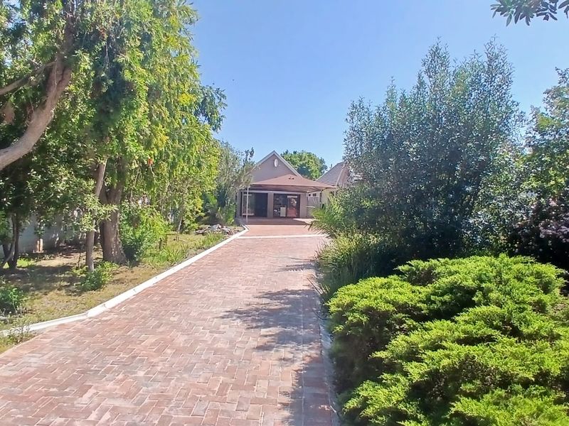 Spacious 4-Bedroom Home with Dual Lounges, Open-Plan Kitchen, and Separate Laundry for Rent - Photo 4