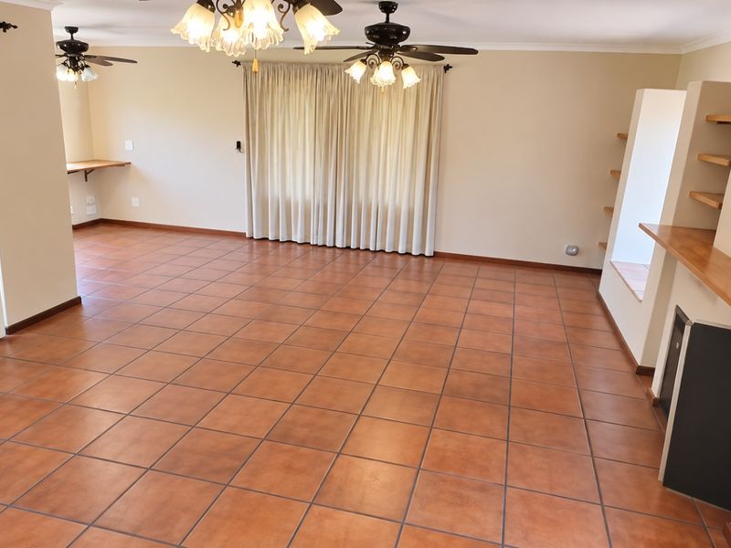 Spacious 4-Bedroom Home with Dual Lounges, Open-Plan Kitchen, and Separate Laundry for Rent - Photo 10