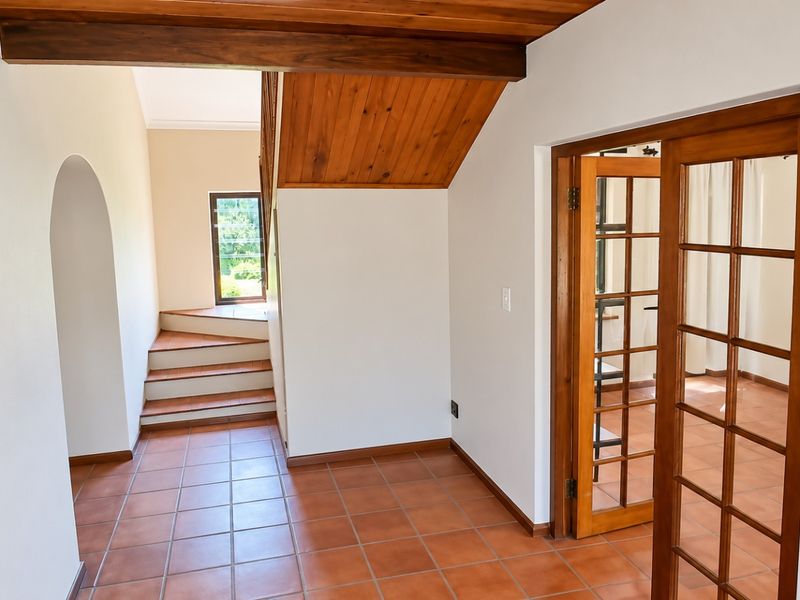 Spacious 4-Bedroom Home with Dual Lounges, Open-Plan Kitchen, and Separate Laundry for Rent - Photo 6