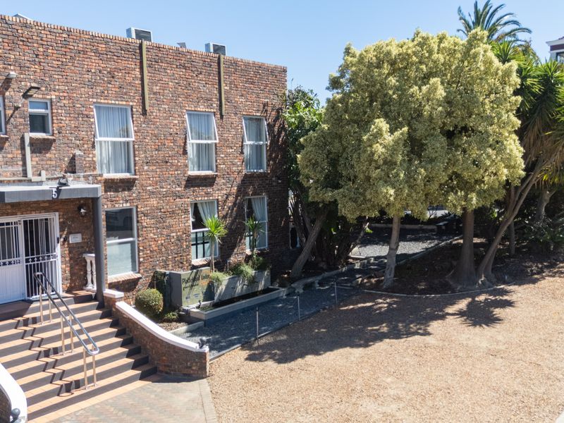 Exceptional Guesthouse, Investment Opportunity & Spacious Family Home - Photo 3