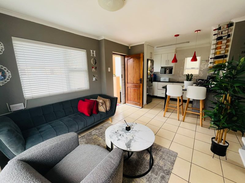 Well-Maintained 3 Bedroom Townhouse Offering Easy, Comfortable Living - Photo 3
