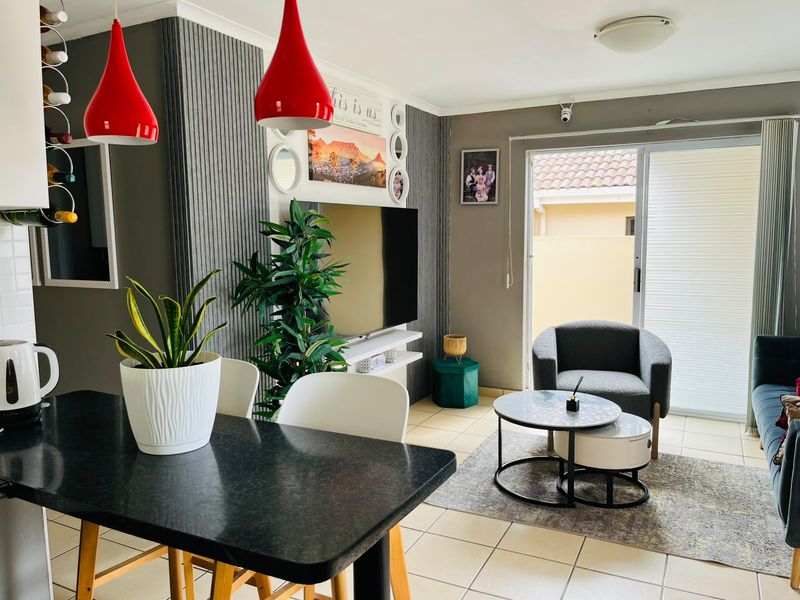 Well-Maintained 3 Bedroom Townhouse Offering Easy, Comfortable Living - Photo 4