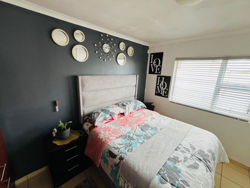 Well-Maintained 3 Bedroom Townhouse Offering Easy, Comfortable Living - Photo 9