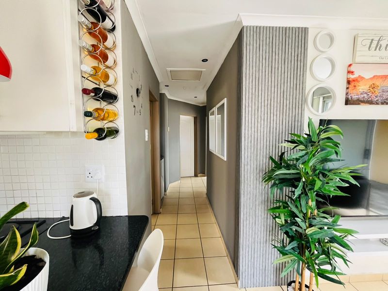 Well-Maintained 3 Bedroom Townhouse Offering Easy, Comfortable Living - Photo 7