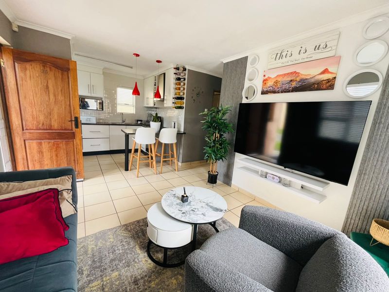 Well-Maintained 3 Bedroom Townhouse Offering Easy, Comfortable Living - Photo 2