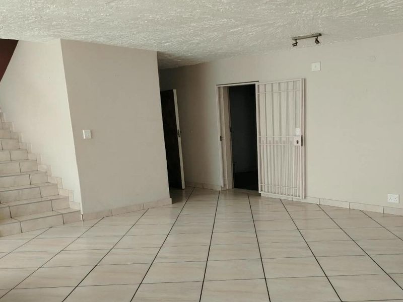 3-Bedroom Townhouse - Photo 7