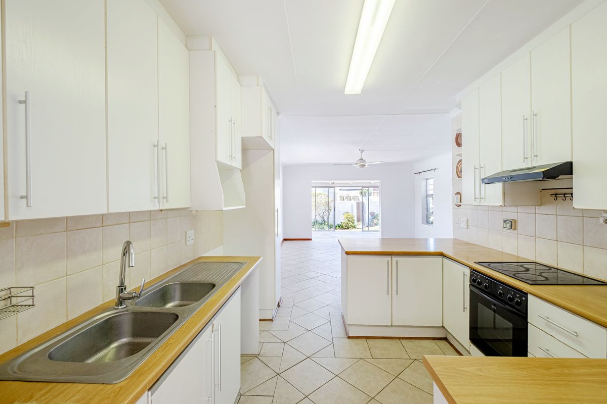BLUEWATER BAY 3 BED 2 BATH TOWNHOUSE WITH GARAGE FOR RENT - Photo 4