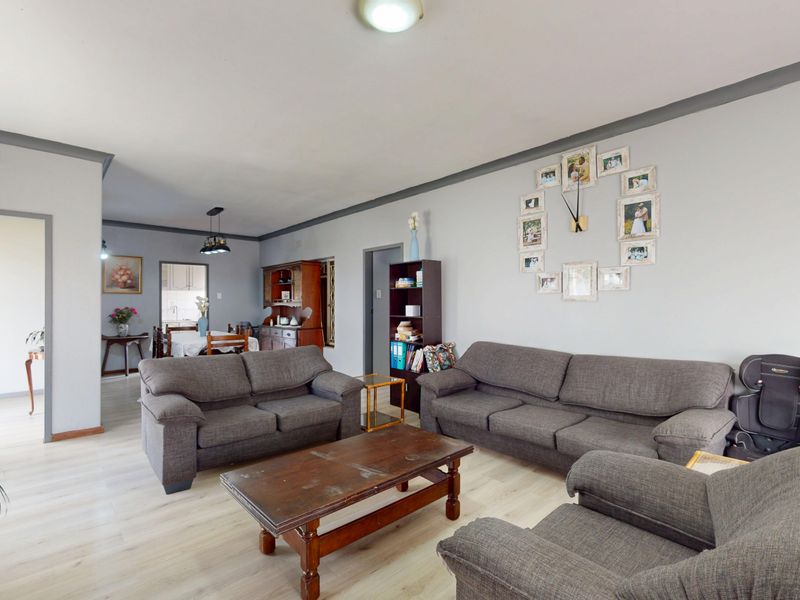 Two Homes in One: Space, Privacy and Flexibility in a Quiet Cul-de-Sac - Photo 2
