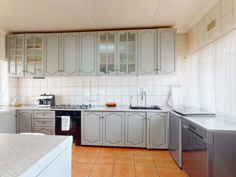 Two Homes in One: Space, Privacy and Flexibility in a Quiet Cul-de-Sac - Photo 3